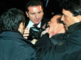 На итальянского премьера Берлускони напал псих с сувенирной статуэткой в руке
