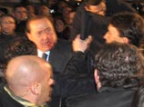 Политик на площади Милана раздавал гражданам автографы, когда получил сувениром по лицу. У него перелом носа, двух зубов и порез губы