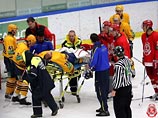 Вратарь "Атланта" получил травму позвоночника в матче чемпионата КХЛ Вратарь "Атланта" получил травму позвоночника в матче чемпионата КХЛ