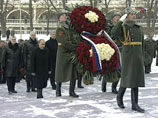 В связи с установкой памятных знаков с 16 декабря 2009 года по 19 февраля 2010 года почетный караул у Вечного огня на Могиле Неизвестного Солдата выставляться не будет