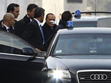 Премьер-министр Италии Сильвио Берлускони выписался из миланской больницы "Сан-Раффаэле", где он лечился от ранений, полученных при нападении психически больного гражданина. Берлускони поприветствовал журналистов из автомобиля и направился в свою резиденц