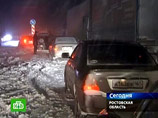 Кроме того, водителей, следующих в южном направлении, просят остановиться в ближайших населенных пунктах из-за автомобильного затора, вызванного снежными заносами в Ростовской области