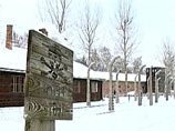 Польская полиция нашла металлическую табличку с лозунгом Arbeit Macht Frei, украденную в минувшую пятницу в бывшем гитлеровском концлагере "Аушвиц-Биркенау" в Освенциме Польская полиция нашла металлическую табличку с лозунгом Arbeit Macht Frei, украденную в минувшую пятницу в бывшем гитлеровском концлагере "Аушвиц-Биркенау" в Освенциме