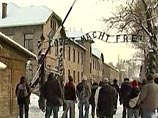 Сейчас на месте украденной таблички Arbeit Macht Frei над главными воротами в концлагере "Аушвиц-I" находится ее копия, изготовленная в 2006 году, когда оригинал отправляли на реставрацию Сейчас на месте украденной таблички Arbeit Macht Frei над главными воротами в концлагере "Аушвиц-I" находится ее копия, изготовленная в 2006 году, когда оригинал отправляли на реставрацию