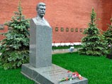 Как сообщает "Эхо Москвы", в Москве члены КПРФ возложат цветы к могиле Сталина у Кремлевской стены. Утром на Красной площади отметят дату и социалисты