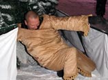 Мужчину, который залез на главную елку Архангельска, снимали с помощью губернатора Мужчину, который залез на главную елку Архангельска, снимали с помощью губернатора