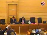 Видеокамера, снимающая трансляции из зала заседаний думы, зафиксировала, как на внеочередном заседании 17 декабря градоначальник, разговаривая со своим заместителем Айнаром Шлесерсом, употреблял грубые русские ругательства