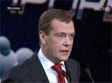 На днях Медведев, выступая на молодежном форуме, призывал юных инноваторов: "Государство тоже должно меняться &#8211; меняться каждый день. Меняются политическая система, экономика, наши демократические институты"
