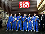 В рамках российско-европейского проекта "Марс-500" шесть добровольцев были заключены на 105 дней в капсулу в попытке испытать воссоздать условия реального космического полета
