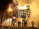 Шведские вандалы сожгли главного рождественского козла - уже в 24-й раз