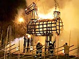 Шведские вандалы сожгли главного рождественского козла - уже в 24-й раз Шведские вандалы сожгли главного рождественского козла - уже в 24-й раз