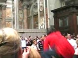 Перед самым началом ночной службы в Соборе Святого Петра в Ватикане на папу римского Бенедикта XVII бросилась неизвестная, после чего понтифик упал. На помощь к папе сразу же подбежала охрана, которая оттеснила женщину Перед самым началом ночной службы в Соборе Святого Петра в Ватикане на папу римского Бенедикта XVII бросилась неизвестная, после чего понтифик упал. На помощь к папе сразу же подбежала охрана, которая оттеснила женщину