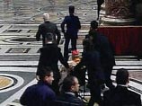В Ватикане перед рождественской мессой женщина бросилась на Папу Римского (ВИДЕО) В Ватикане перед рождественской мессой женщина бросилась на Папу Римского (ВИДЕО)