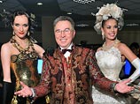 В частности, премий удостоены художник-модельер Вячеслав Зайцев (с коллективом авторов - за создание коллекции моделей одежды и павловопосадских шалей "Истоки") В частности, премий удостоены художник-модельер Вячеслав Зайцев (с коллективом авторов - за создание коллекции моделей одежды и павловопосадских шалей "Истоки")