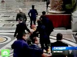 Кардинал из Франции Роже Эчегарай, упавший вместе с Папой Римским при нападении сумасшедшей в соборе святого Петра, получил перелом шейки бедра Кардинал из Франции Роже Эчегарай, упавший вместе с Папой Римским при нападении сумасшедшей в соборе святого Петра, получил перелом шейки бедра