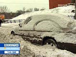 Из-за большого количества снега, выпавшего в ночь на субботу, движение в Петербурге сильно затруднено