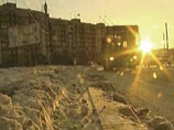 Петербург завалило снегом. Расчищать завалы вышли военные Петербург завалило снегом. Расчищать завалы вышли военные