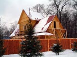 Дед Мороз зажег огни на елке и отправился, не дожидаясь окончания представления, в свою московскую резиденцию в Кузьминках