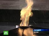 Вечный огонь перенесен сегодня от Могилы Неизвестного солдата у стен Московского Кремля к мемориалу Воинской славы на Поклонной горе