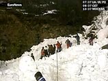 Группа спасателей отправилась на поиски двух экскурсантов, не вернувшихся к наступлению темноты в базовый альпийский лагерь, расположенный на высоте более 2 тыс. м
