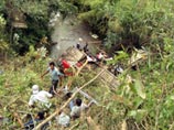 Междугородний автобус компании "Перла-дель-Сур", в котором находились около 70 пассажиров, упал в ущелье глубиной 200 метров, по дну которого протекает река