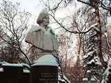 Могиле Гоголя вернули первозданный вид: на нее поставили "Голгофу" с могилы Булгакова и восстановили крест