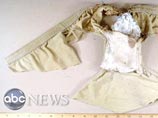 Американский телеканал ABC также показал фотографии взрывного устройства, которое террорист собирался привести в действие на борту
