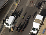 Полиция Нью-Йорка оцепила центральную площадь города Тайм-Сквер и эвакуировала людей из двух небоскребов из-за подозрительного фургона, припаркованного на площади
