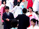 Как убеждает издание читателей, корейский поклон очень удобен с бытовой точки зрения и способствует установлению добрых, дружеских отношений между людьми. В отличие от рукопожатия, поклон полностью отвечает требованиям гигиены