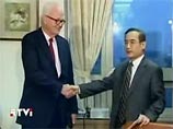 В конце прошлого года спецпредставитель США Стивен Босуорт посетил КНДР с визитом. От имени президента США Босуорт предложил КНДР различные политические и экономические выгоды
