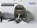 Несколько железнодорожников оказались под снежными завалами, которые 31 декабря сбили с железнодорожного полотна на Сахалине тепловоз и снегоочиститель