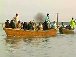 Лодка с 29 пассажирами потерпела крушение в реке на востоке Индии, судьба по меньшей 18 человек, в том числе семерых детей, остается неизвестной