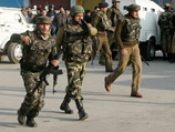 В индийском городе Шринагар уже около 20 часов продолжается противостояние индийских сил правопорядка и двух боевиков, засевших в одном из отелей столицы штата Джамму и Кашмир