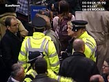 Британская полиция задержала в самолете Лондон-Дубаи дебоширов. Они высказывали угрозы Британская полиция задержала в самолете Лондон-Дубаи дебоширов. Они высказывали угрозы