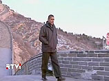 Фотограф агентства Чарльз Дарапак запечатлел Обаму на фоне Великой китайской стены в куртке марки Weatherproof