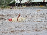 Север Австралии страдает от наводнения, юг охвачен пожарами