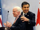 Саакашвили сделал американского сенатора Маккейна Национальным героем Грузии и подарил ему пистолет Саакашвили сделал американского сенатора Маккейна Национальным героем Грузии и подарил ему пистолет