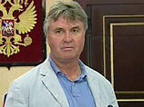 Российский футбольный союз разрешил главному тренеру сборной России Гусу Хиддинку совмещать должности наставника в национальной команде и в каком-либо клубе