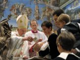 Папа Римский крестил 14 младенцев