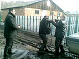 Кроме того, 31 марта 2009 года Иванов, находясь перед зданием администрации Ключевского сельского поселения, в ответ на действия двух сотрудников милиции, производивших на основании поручения следователя осмотр здания администрации, нанес им телесные повр