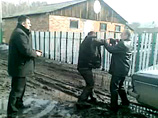 Кроме того, 31 марта 2009 года Иванов, находясь перед зданием администрации Ключевского сельского поселения, в ответ на действия двух сотрудников милиции, производивших на основании поручения следователя осмотр здания администрации, нанес им телесные повр Кроме того, 31 марта 2009 года Иванов, находясь перед зданием администрации Ключевского сельского поселения, в ответ на действия двух сотрудников милиции, производивших на основании поручения следователя осмотр здания администрации, нанес им телесные повр