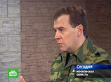 Президент России Дмитрий Медведев в четверг посетил подмосковный полигон курсов "Выстрел", где ему продемонстрировали новую военную технику, после чего провел встречу с министром обороны Анатолием Сердюковым Президент России Дмитрий Медведев в четверг посетил подмосковный полигон курсов "Выстрел", где ему продемонстрировали новую военную технику, после чего провел встречу с министром обороны Анатолием Сердюковым