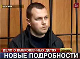 Суд отказался освобождать капитана Захаркина, выбросившего из окна сестер-близняшек Суд отказался освобождать капитана Захаркина, выбросившего из окна сестер-близняшек
