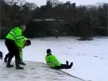Британские полицейские катались с горки на своих щитах (ВИДЕО)