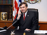 "Да-да, я поэтому и звоню. Реально Гиви там на месте, может быть, кто-то из ваших там свяжется, и решат вопросы", - отвечает Саакашвили
