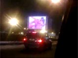 Инцидент произошел возле метро "Октябрьская", в районе Серпуховского тоннеля. На рекламном видеоэкране был показан ролик порнографического содержания. Как отмечают свидетели, в результате на дороге образовалась пробка из автомобилей, водители которых оста