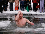 Лишь 6% россиян собирается окунуться в проруби на Крещение
