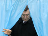 По данным exit-polls, Тимошенко и Янукович вышли во второй тур