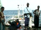 Утром в воскресенье сомалийцы, находившиеся на борту судна, обстреляли своих "коллег", которые приближались к танкеру на лодках