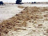 В результате выпавших накануне обильных ливней сошедшими с гор селями и паводковыми водами отрезало автомобильную трассу, соединяющую курорты Синайского полуострова со столицей
